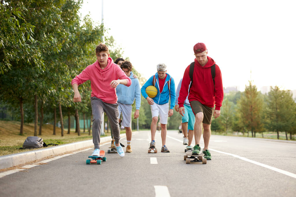городские подростки на скейтбордах - Фото, изображение
