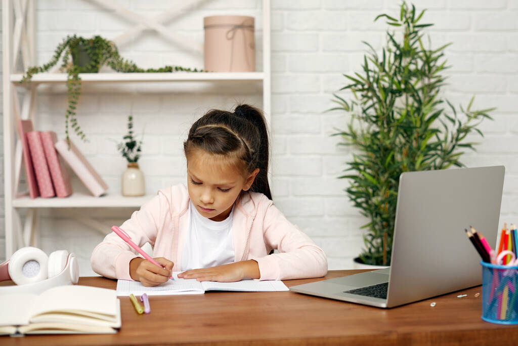 mała dziewczynka za pomocą laptopa do nauki online - Zdjęcie, obraz
