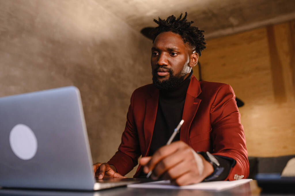 Black Businessman usando laptop para analisar o mercado de ações de dados, gráfico de negociação forex, negociação de bolsa de valores on-line, conceito de investimento financeiro. de perto - Foto, Imagem
