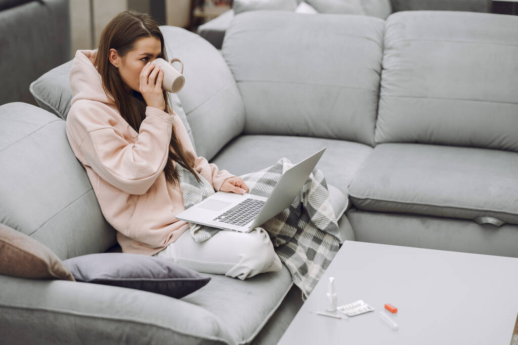 Kranke Frau mit Kopfschmerzen sitzt zu Hause - Foto, Bild