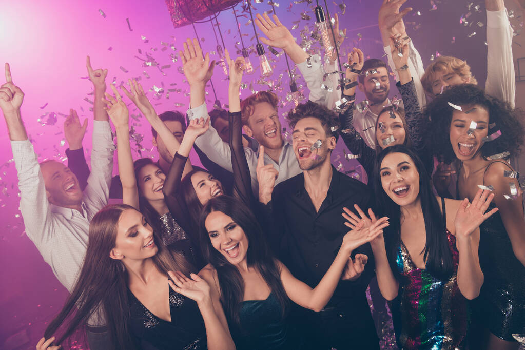 Fotografie skupiny blázni zvednout ruce chytit padající flitry konfety nosit stylové oblečení moderní klub uvnitř - Fotografie, Obrázek