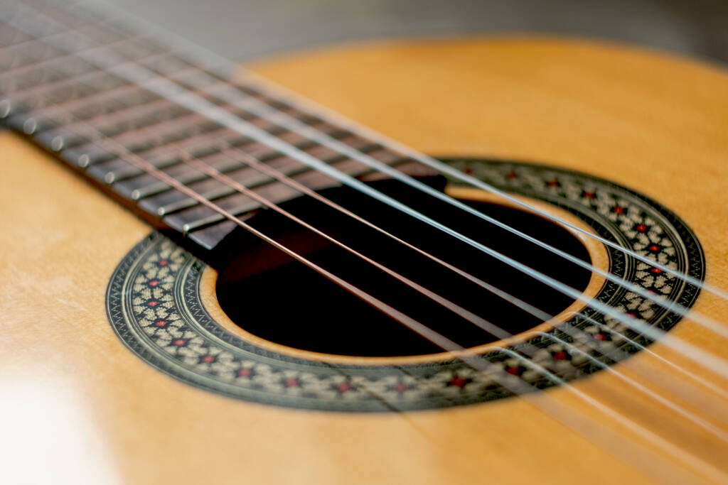 klassische spanische Gitarre auf Holzgrund. Gitarre mit Nylonsaiten - Foto, Bild