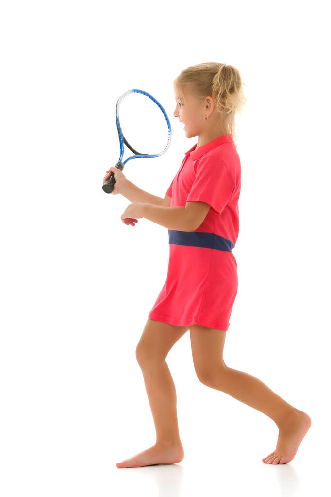Una niña tiene una raqueta de tenis en sus manos. Juego, concepto deportivo. - Foto, imagen