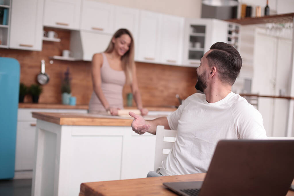 młode małżeństwo komunikuje się w kuchni - Zdjęcie, obraz