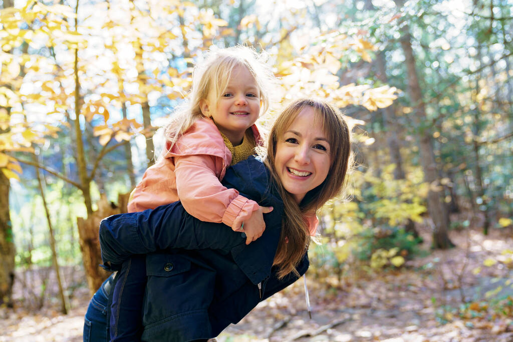 κόρη και η μητέρα της την φθινοπωρινή περίοδο στο πάρκο - Φωτογραφία, εικόνα