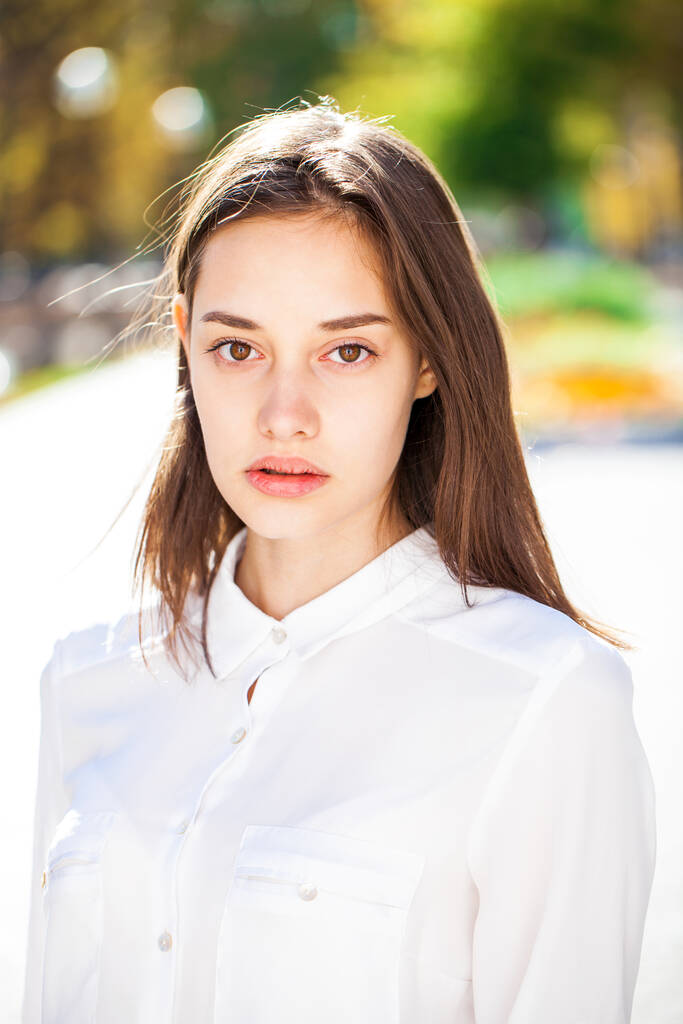 Крупный план портрета молодой красивой девушки в белой рубашке - Фото, изображение