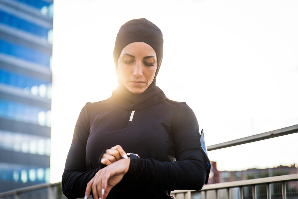 Menina esportiva muçulmana com treinamento corporal adequado fora - Mulher bonita com hijab fazendo alguns exercícios esportivos, conceitos sobre saúde, estilo de vida e treinamento funcional - Foto, Imagem