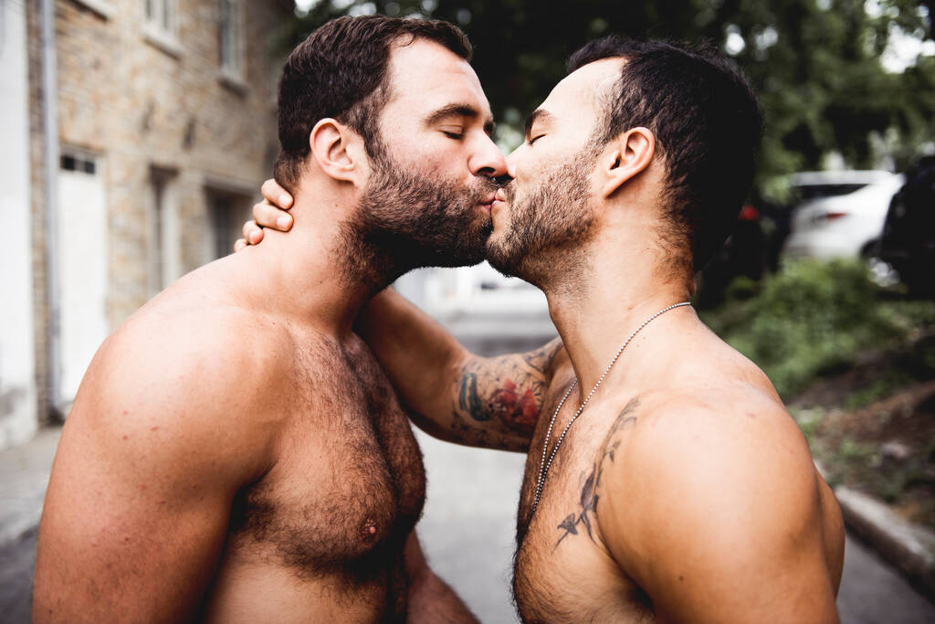 Портрет счастливой гей-пары на открытом воздухе в городском фоне - Фото, изображение