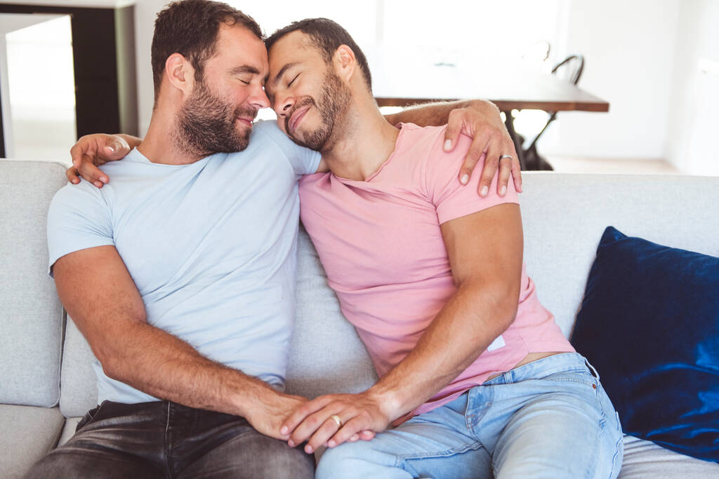Portrét roztomilého mužského páru gayů doma - Fotografie, Obrázek