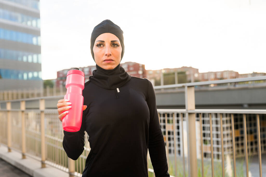 Muslimská sportovní dívka s fit tělesné trénink venku - Krásná žena s hidžábem dělat nějaké sportovní cvičení, koncepce o zdraví, životní styl a funkční trénink - Fotografie, Obrázek