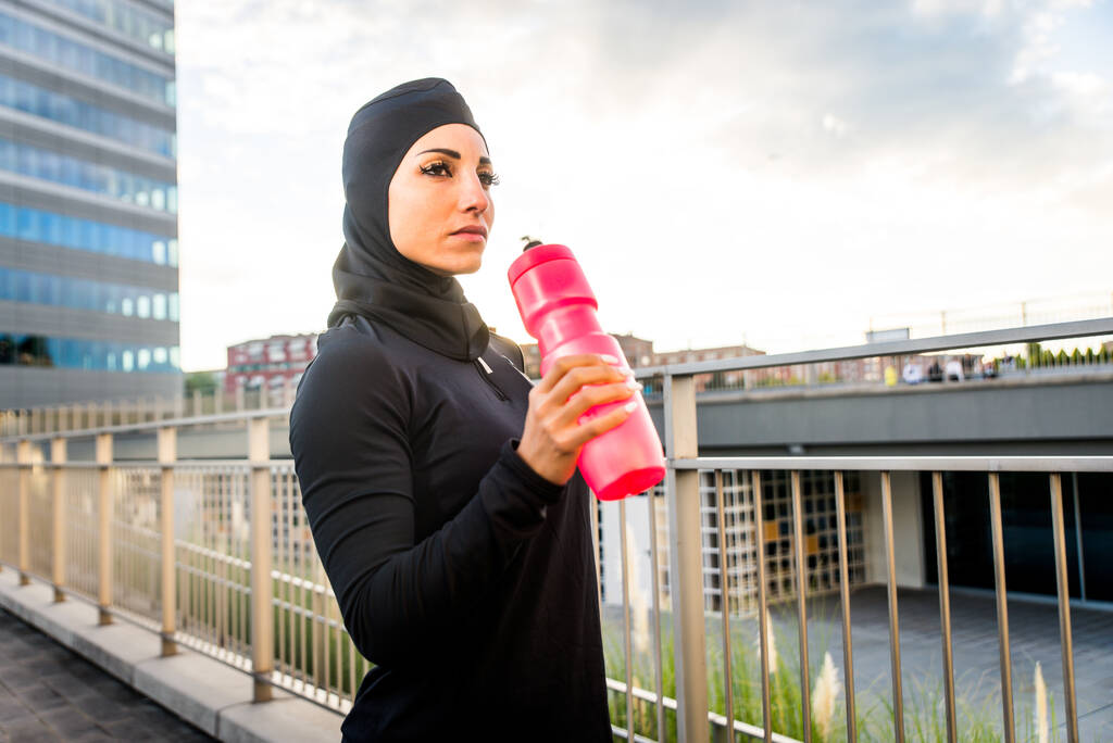 Muslimská sportovní dívka s fit tělesné trénink venku - Krásná žena s hidžábem dělat nějaké sportovní cvičení, koncepce o zdraví, životní styl a funkční trénink - Fotografie, Obrázek