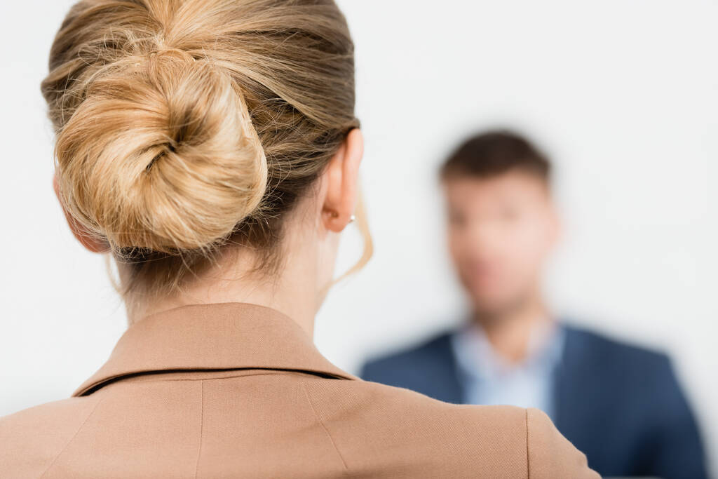 Vista de cerca del peinado de mujer de negocios con colega borroso en el fondo - Foto, Imagen
