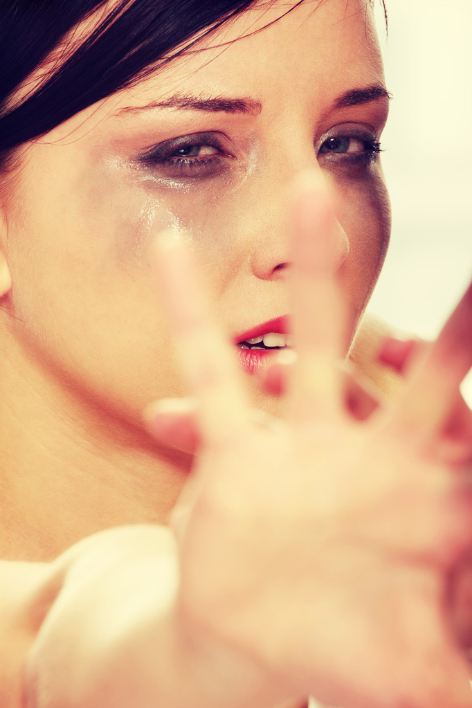 Pahoinpidelty nainen itkee
 - Valokuva, kuva