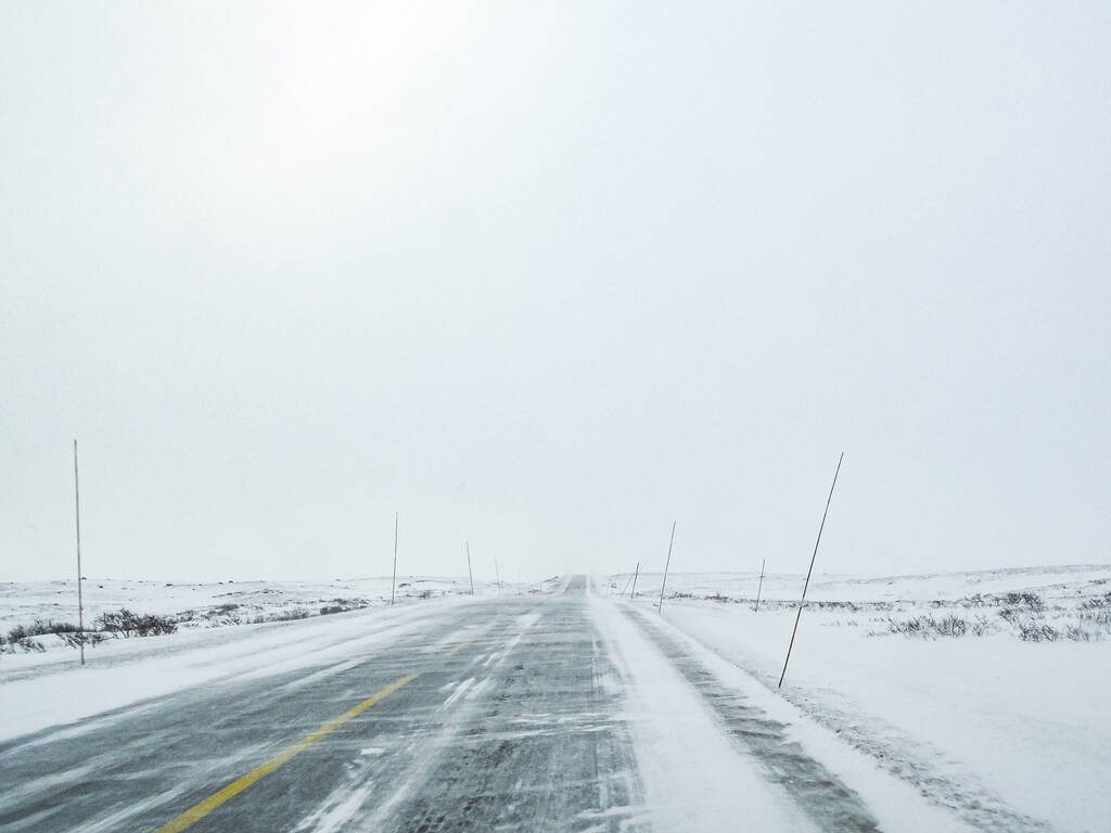 ノルウェーの黒氷と雪の白い道と風景の吹雪の中をドライブ. - 写真・画像