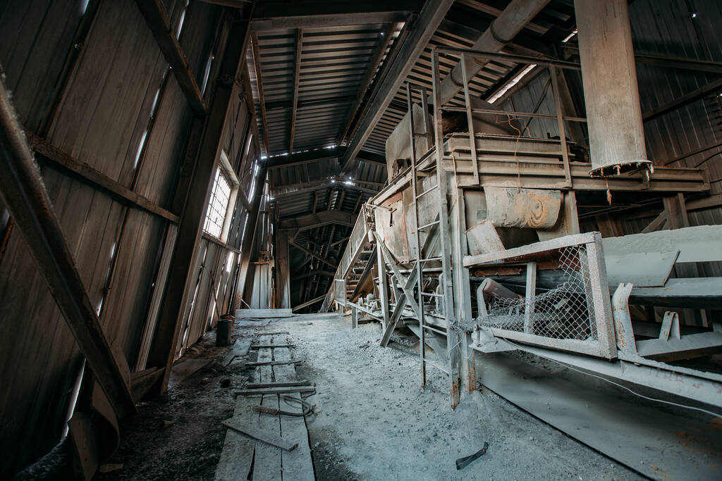 Abandonada fábrica de cimento e concreto. Velho transportador enferrujado no corredor - Foto, Imagem