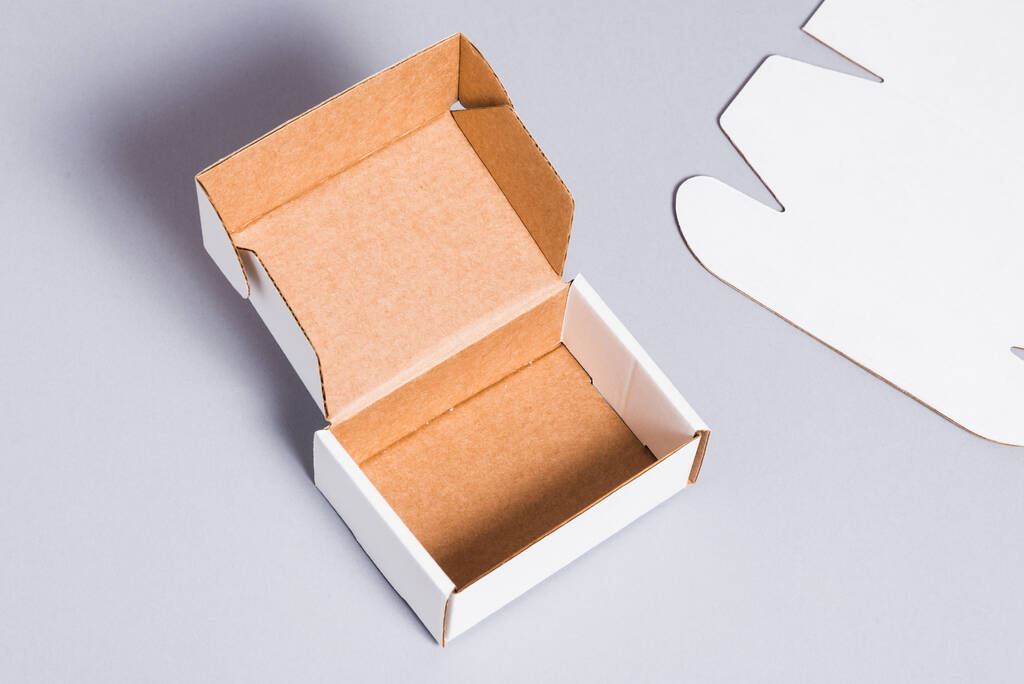 Caja de cartón blanco sobre fondo gris  - Foto, Imagen