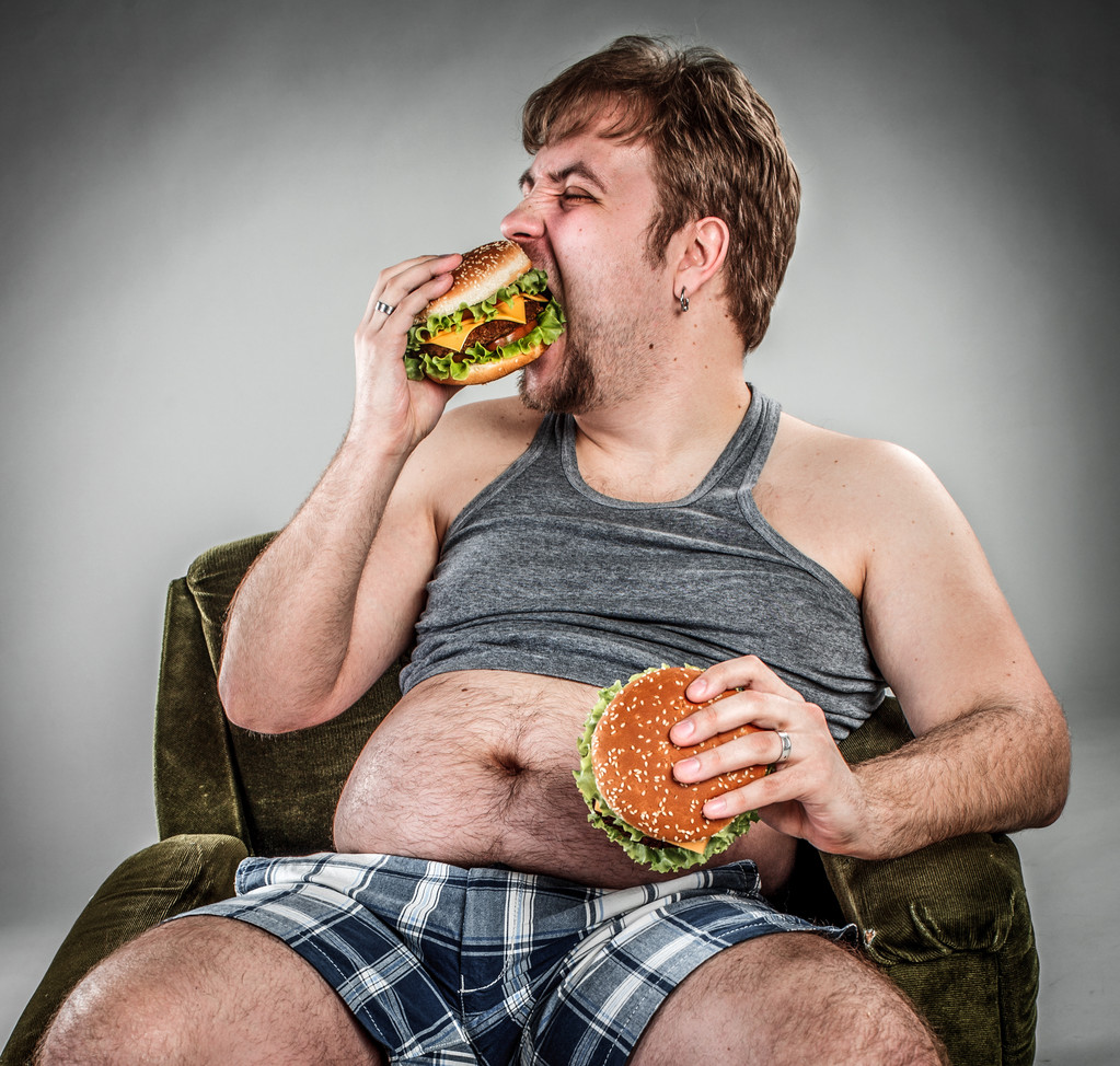 dikke man eten hamburger - Foto, afbeelding