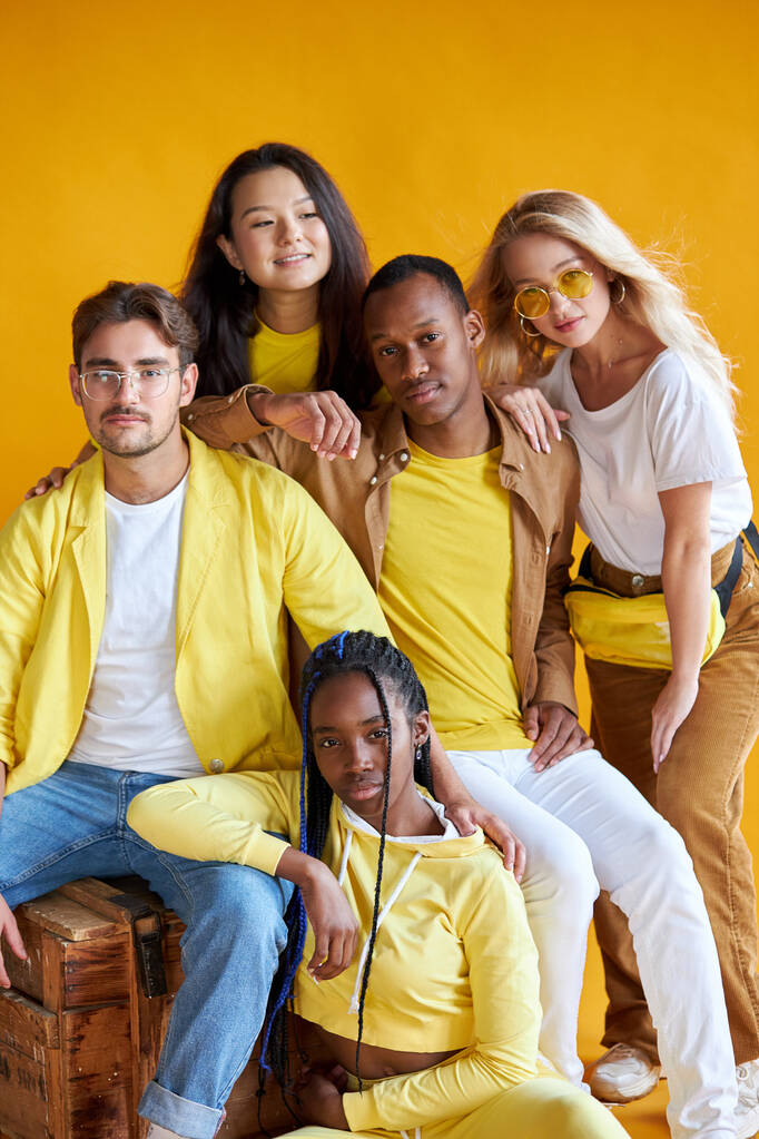 студенты из разных стран в студии с желтым фоном - Фото, изображение