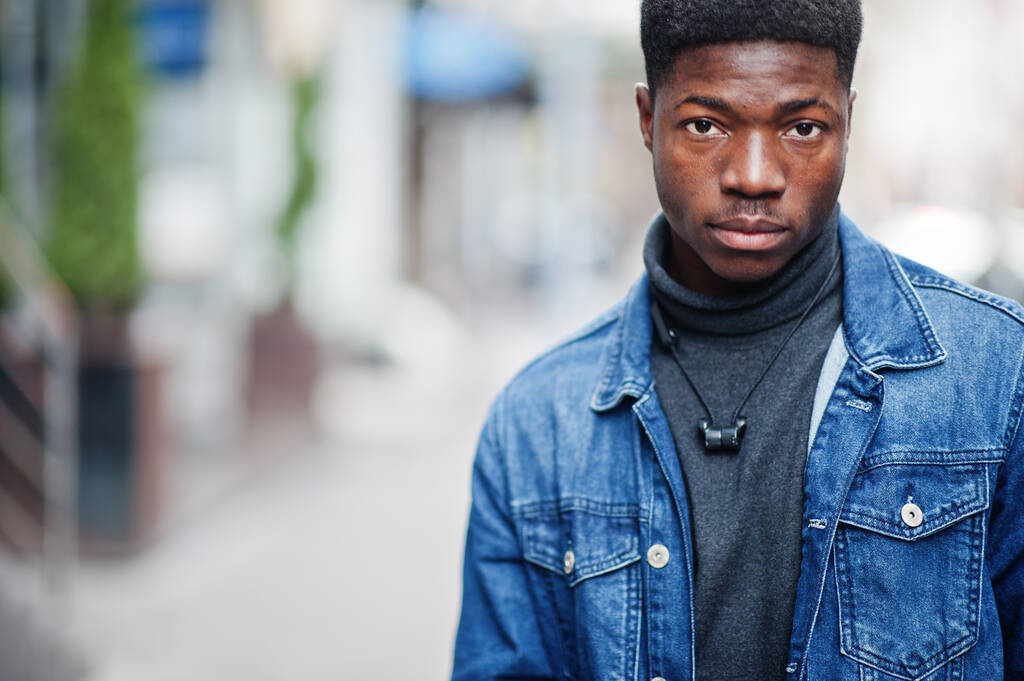 Primer plano retrato de hombre africano desgaste en jeans chaqueta posado al aire libre. - Foto, Imagen