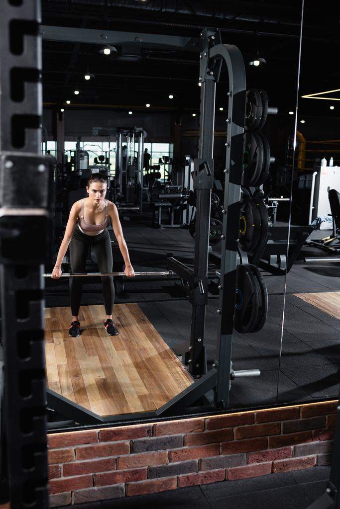 Sportowiec trening ze stojakiem siłowym w centrum sportowym  - Zdjęcie, obraz