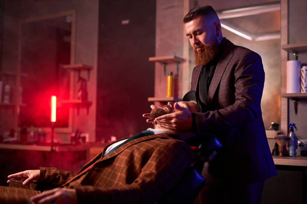 confiante barbeiro masculino preparando cliente para cortar barba - Foto, Imagem