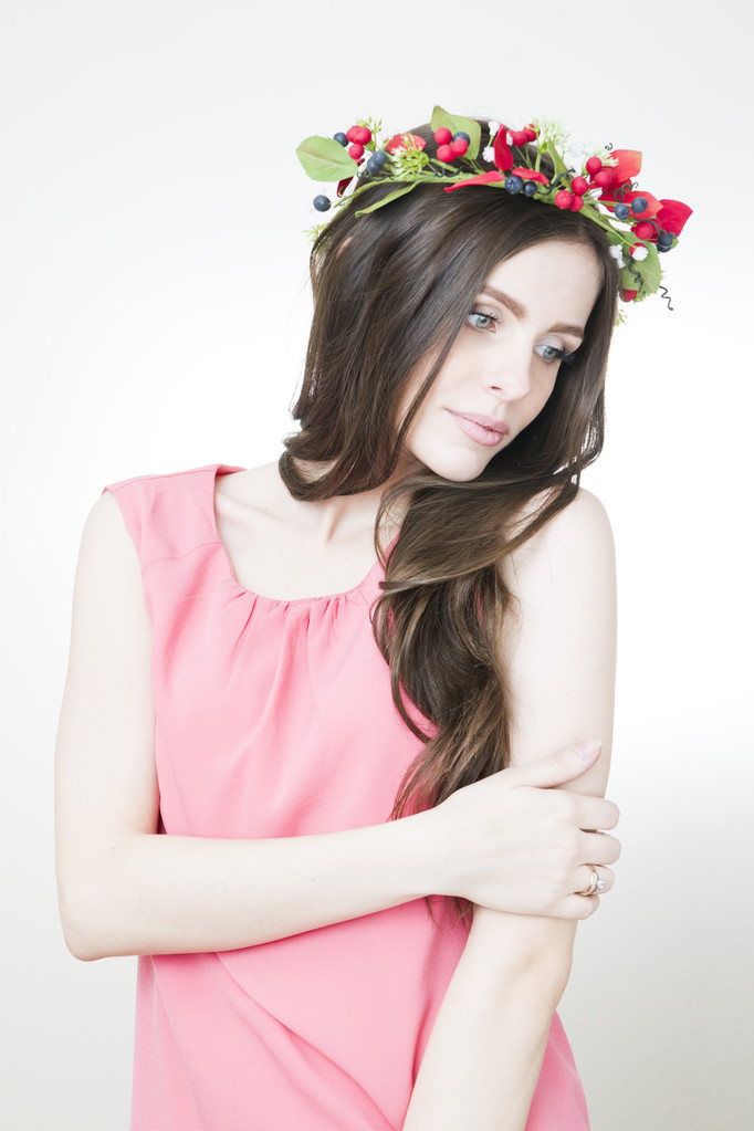 Jeune belle femme avec couronne de fleurs sur la tête
 - Photo, image