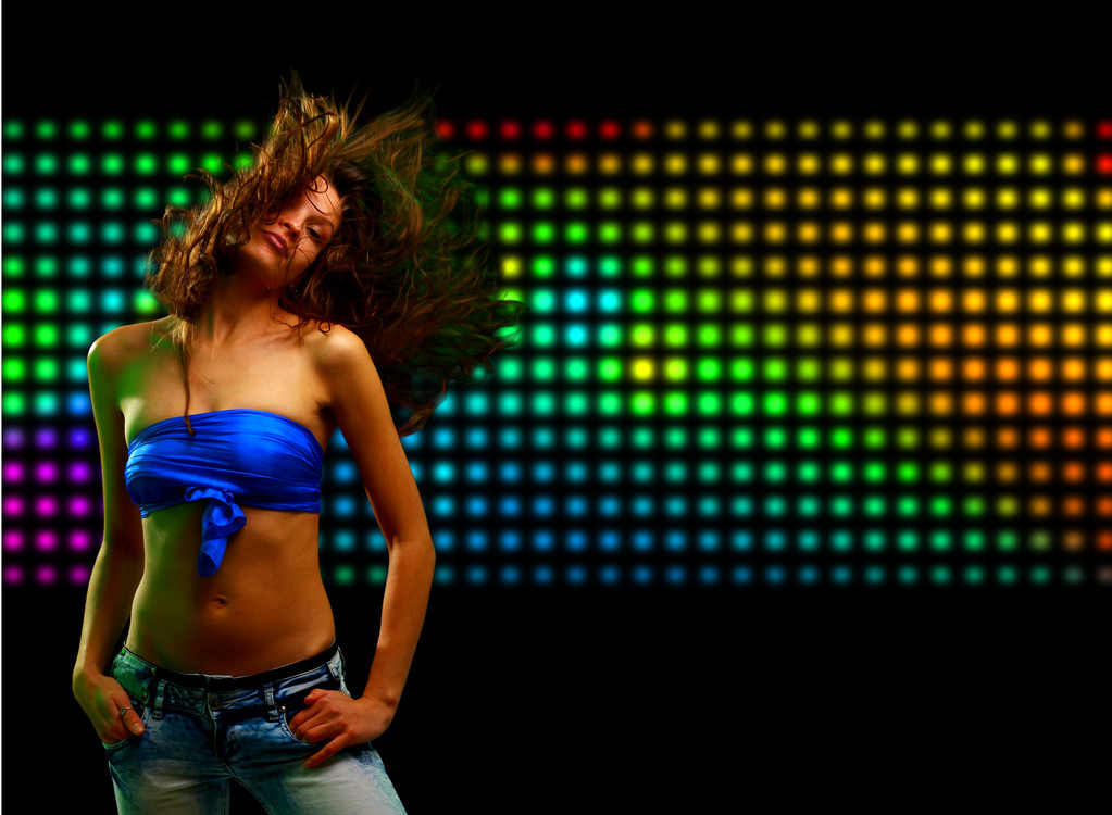 piękna młoda kobieta tańczy w klubie nocnym - Zdjęcie, obraz