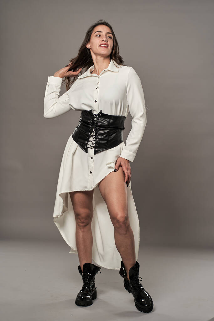 ヒスパニック系の魅力女性モデルで白いドレス、ブーツとコルセット - 写真・画像