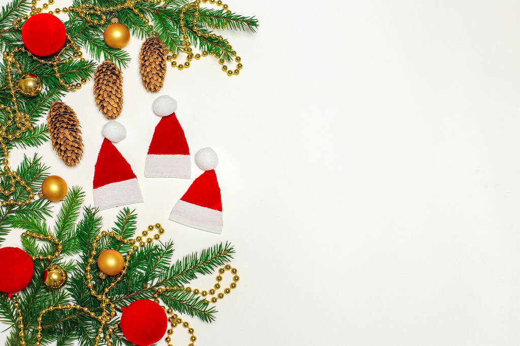 Composition de Noël, cadeaux, branches de sapin, cônes, jouets. décorations sur fond blanc - Photo, image