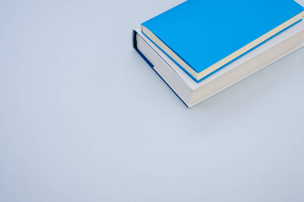 Een close-up van de hardcover boeken op het grijze oppervlak - ruimte voor tekst - Foto, afbeelding