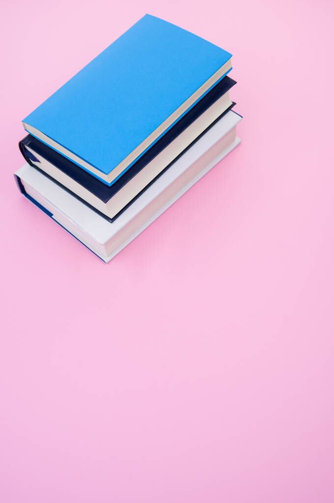 Крупный план книг в твердом переплете на розовой поверхности - пространство для текста - Фото, изображение