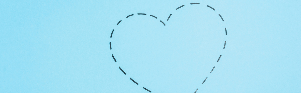 верхний вид пунктирной линии сердца на голубом фоне, баннер - Фото, изображение