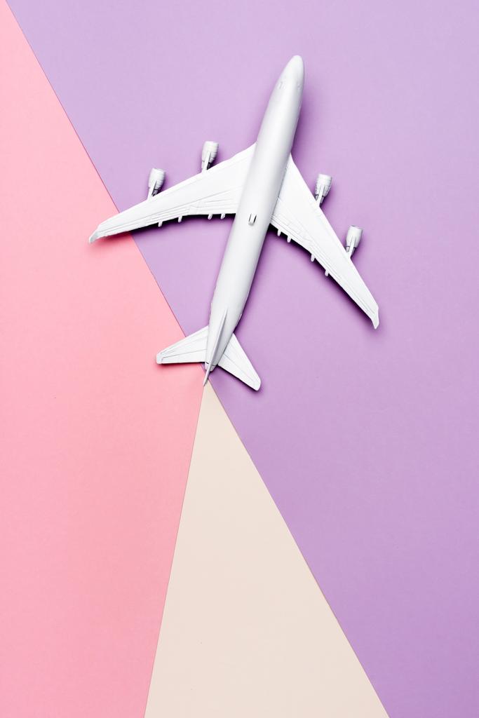 Renkli arkaplanda beyaz uçak modelinin üst görünümü - Fotoğraf, Görsel