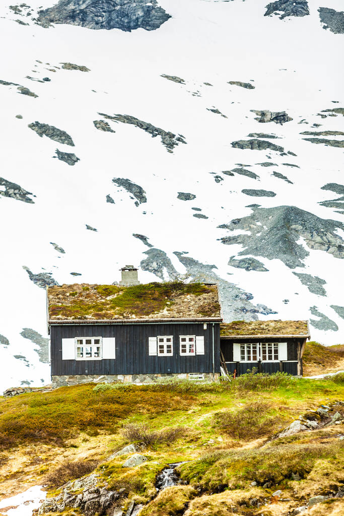 Norweski stary dom wiejski w górach. Piękny zimowy krajobraz w Norwegii, Skandynawia - Zdjęcie, obraz