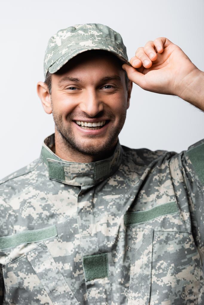 boldog katona egyenruhás fix sapkás elszigetelt fehér - Fotó, kép