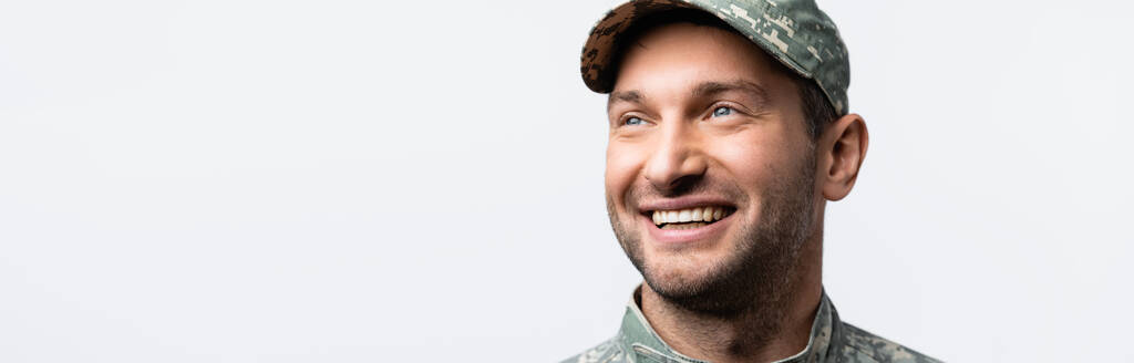 щасливий військовий чоловік у формі і кепка, дивлячись ізольовано на білому, банер
 - Фото, зображення