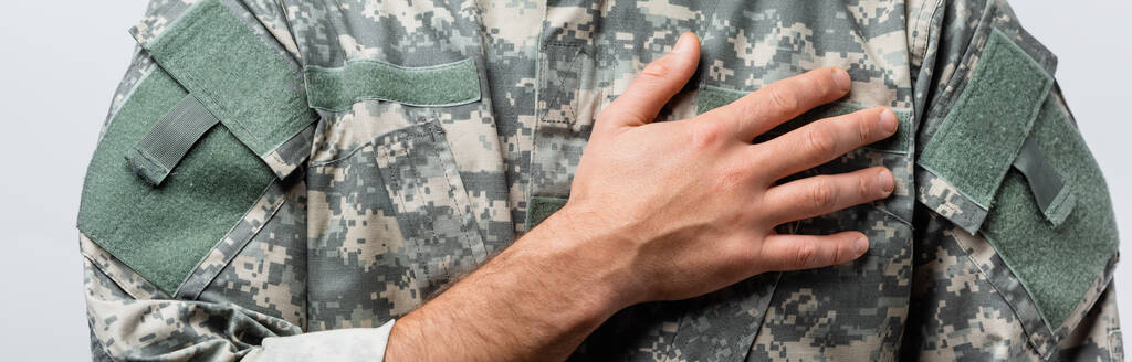 gedeeltelijk beeld van patriottische militaire man in uniform eed trouw geïsoleerd op wit - Foto, afbeelding
