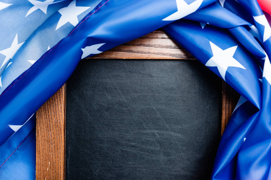 close-up van blanco krijtbord in de buurt van vlag van Amerika met sterren en stipen  - Foto, afbeelding