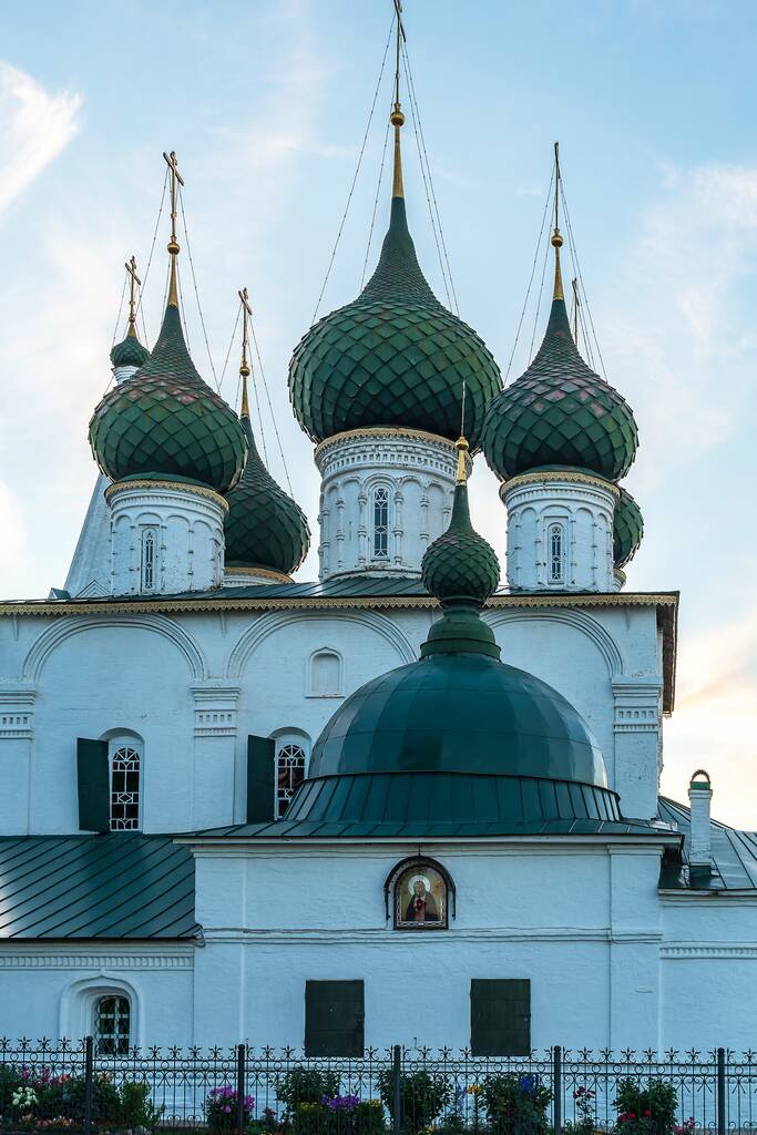 Russland, Jaroslawl, Juli 2020. Grüne Kuppeln der orthodoxen Kirche vor blauem Hintergrund des Abendhimmels. - Foto, Bild
