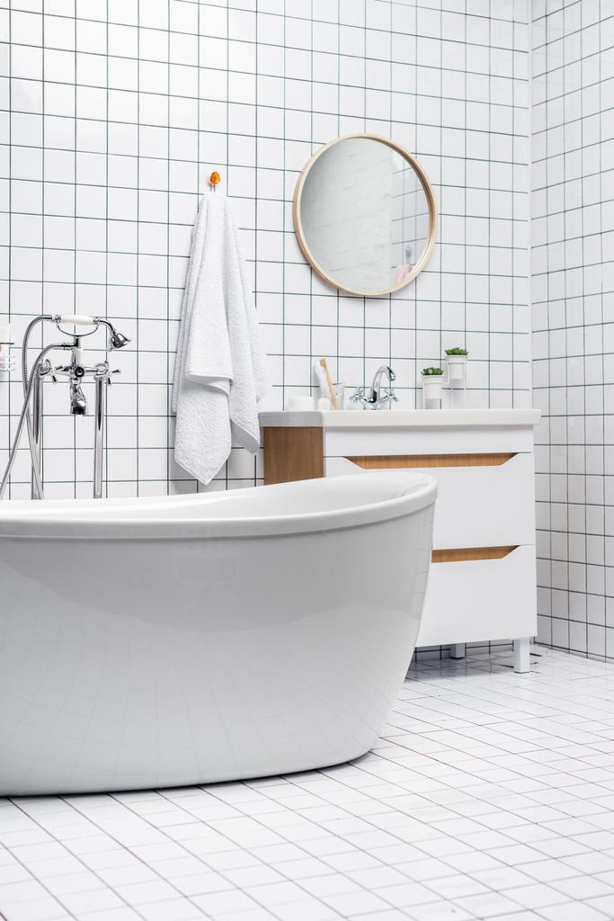 Inferior da moderna casa de banho branca com toalha e plantas  - Foto, Imagem