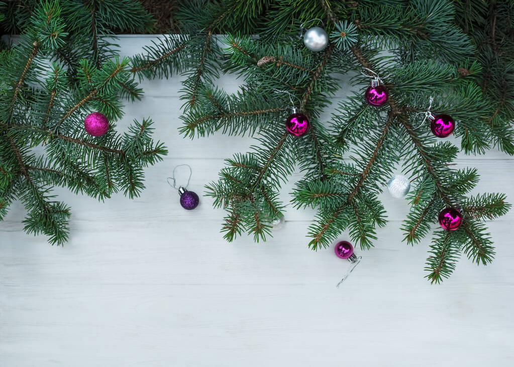 Rami di abete rosso con palline di Natale scintillanti lilla su sfondo bianco legno. Stile vintage. - Foto, immagini