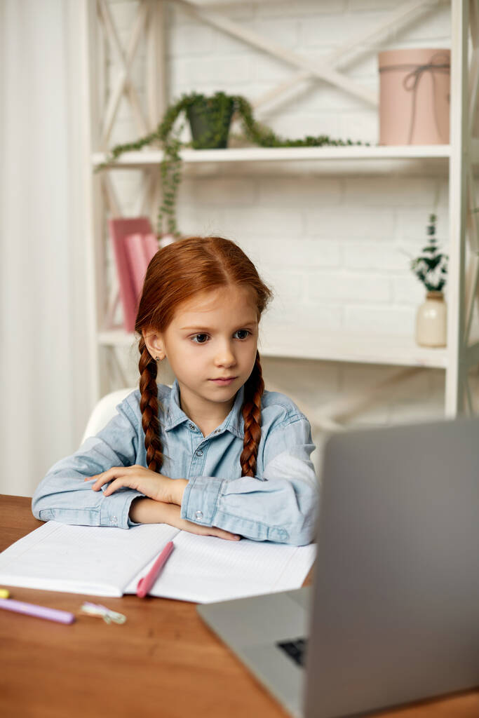 niña utilizando el ordenador portátil para estudiar en línea - Foto, imagen