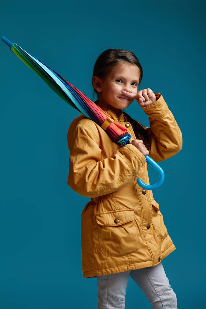 söpö lapsi tyttö monivärinen sateenvarjo - Valokuva, kuva