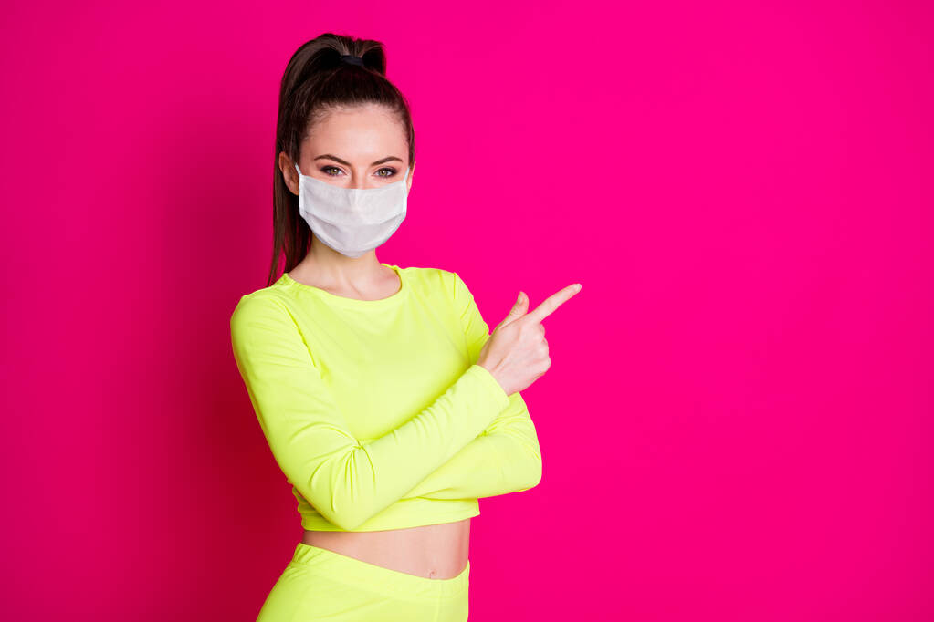 Foto de bastante agradable punto de dama joven espacio vacío vestido deporte máscara médica superior aislado color rosa fondo - Foto, Imagen