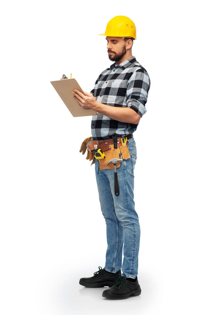 αρσενικό εργαζόμενο ή οικοδόμος στο κράνος με πρόχειρο - Φωτογραφία, εικόνα