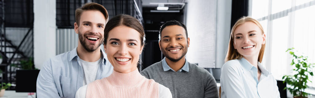 Empresários multiétnicos sorrindo para a câmera no escritório, banner  - Foto, Imagem