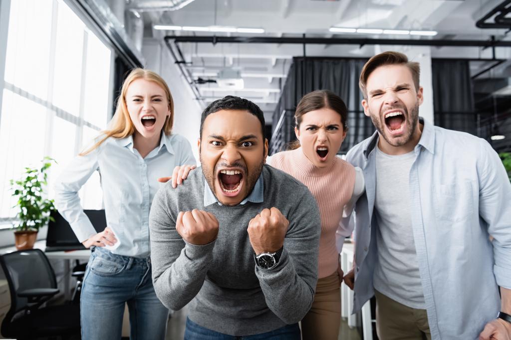 Agresivní multikulturní podnikatelé křičí na kameru v kanceláři  - Fotografie, Obrázek