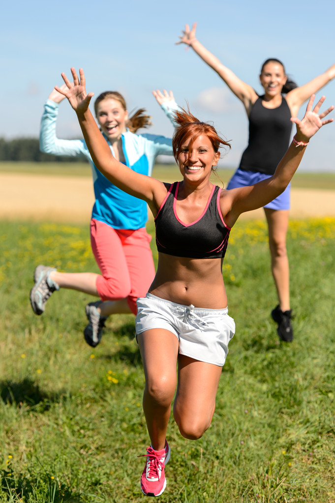 vrolijke vrienden springen genieten van Zomersport uitvoeren - Foto, afbeelding