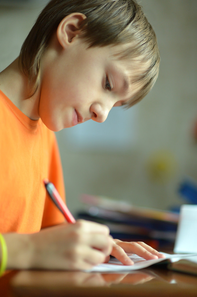 Мальчик делает домашнее задание
 - Фото, изображение