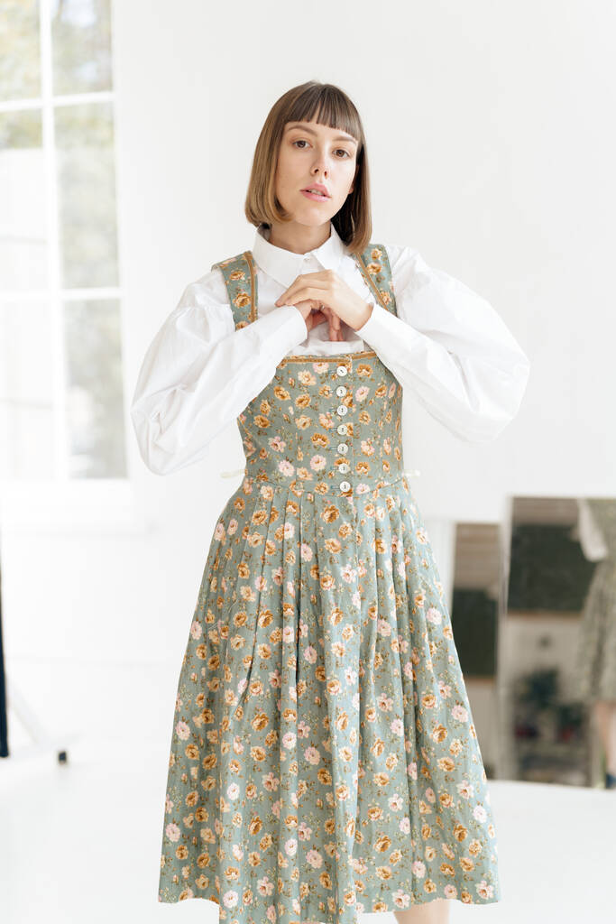 Stüdyoda poz veren eski moda elbiseli muhteşem genç kadın. - Fotoğraf, Görsel